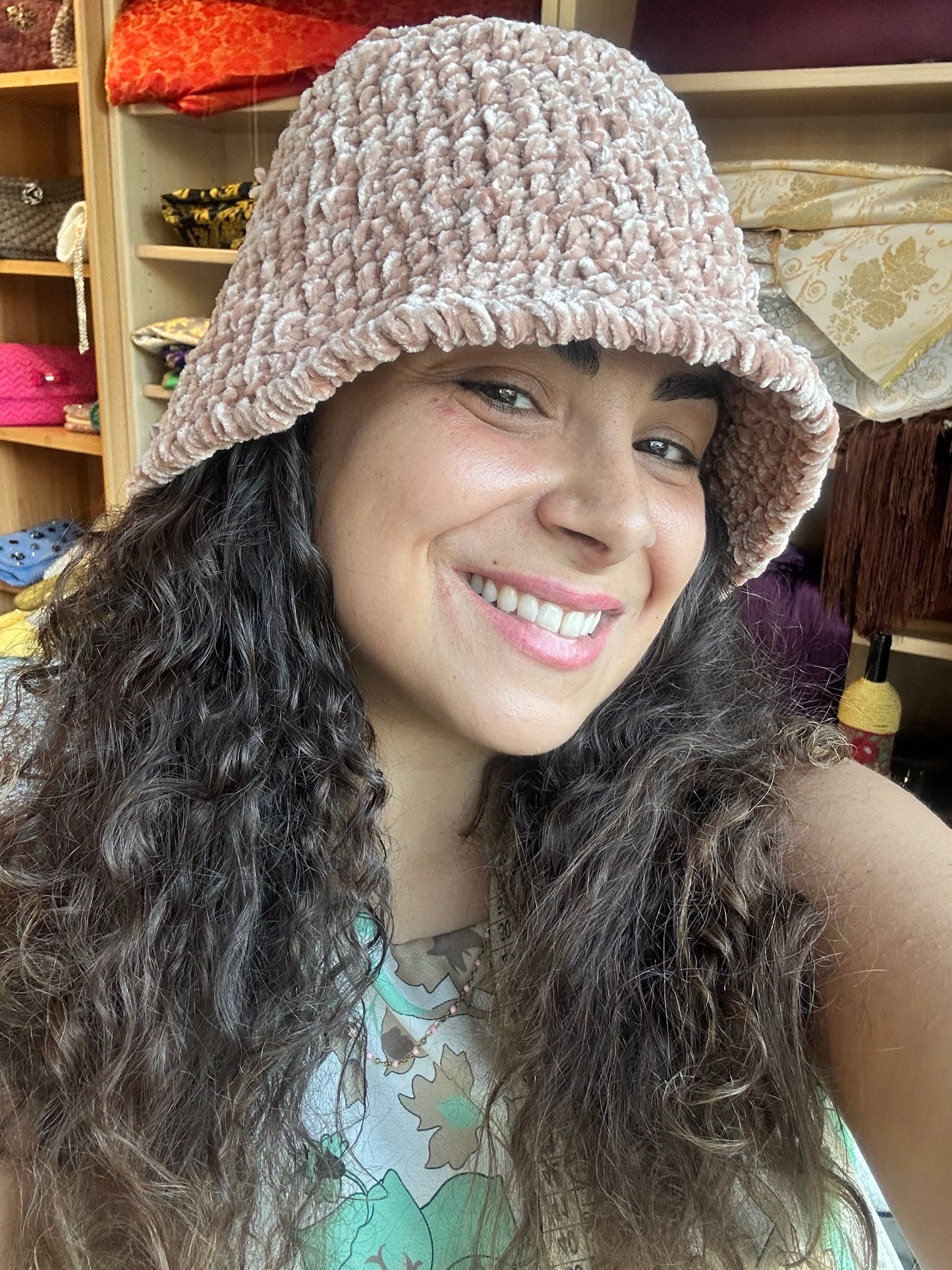 Cappellino realizzato a mano ad uncinetto