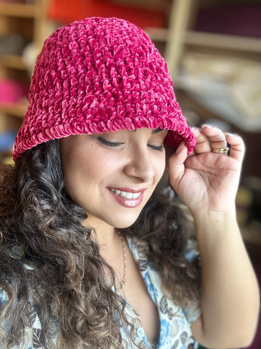 Cappellino realizzato a mano ad uncinetto