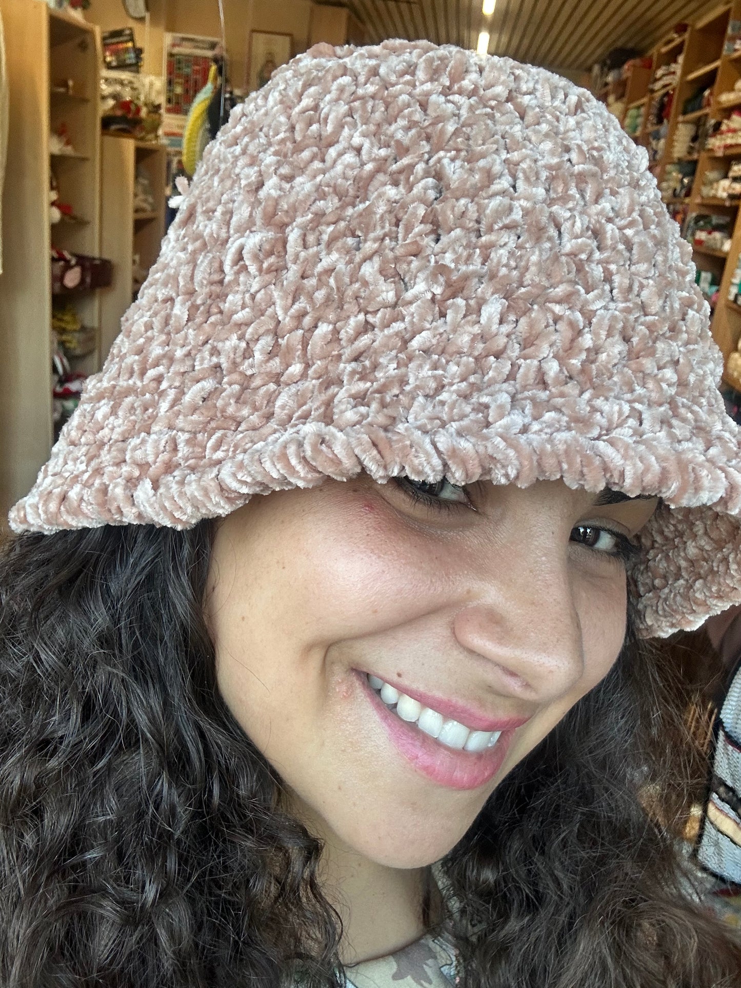 Cappellino realizzato a mano ad uncinetto